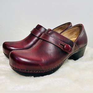 Dansko Red Wedge Heeled Leather Clogs size 38 Women's 8 Everyday Comfort Shoes